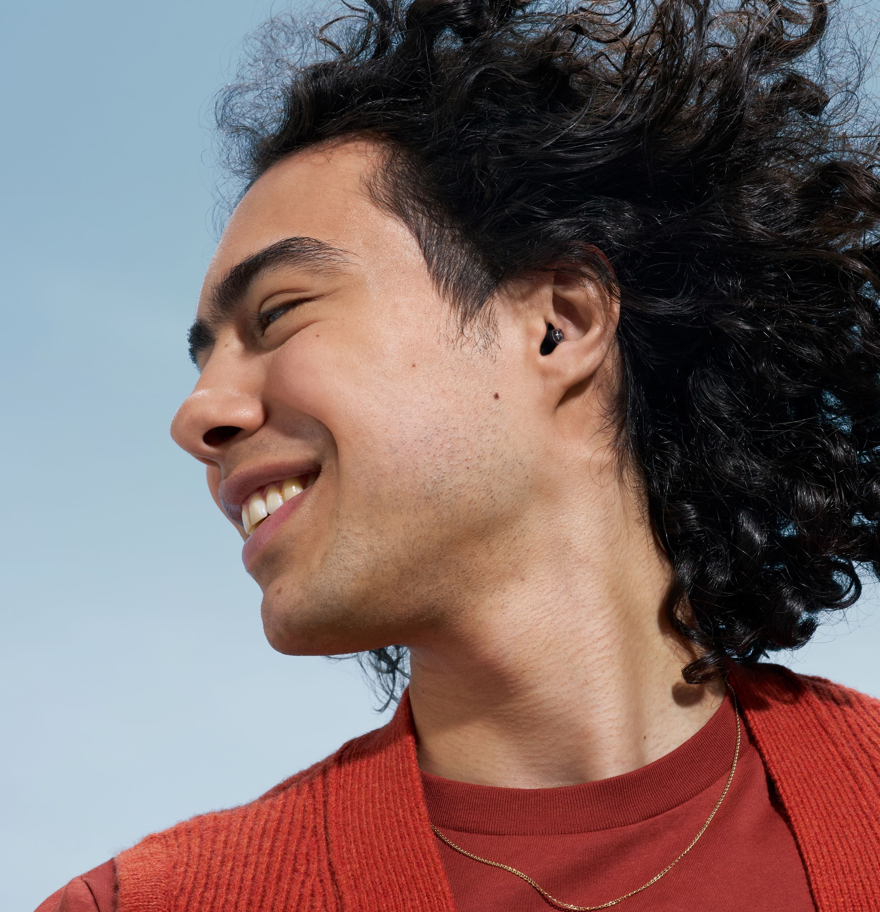 man met alpine partyplug in zwart